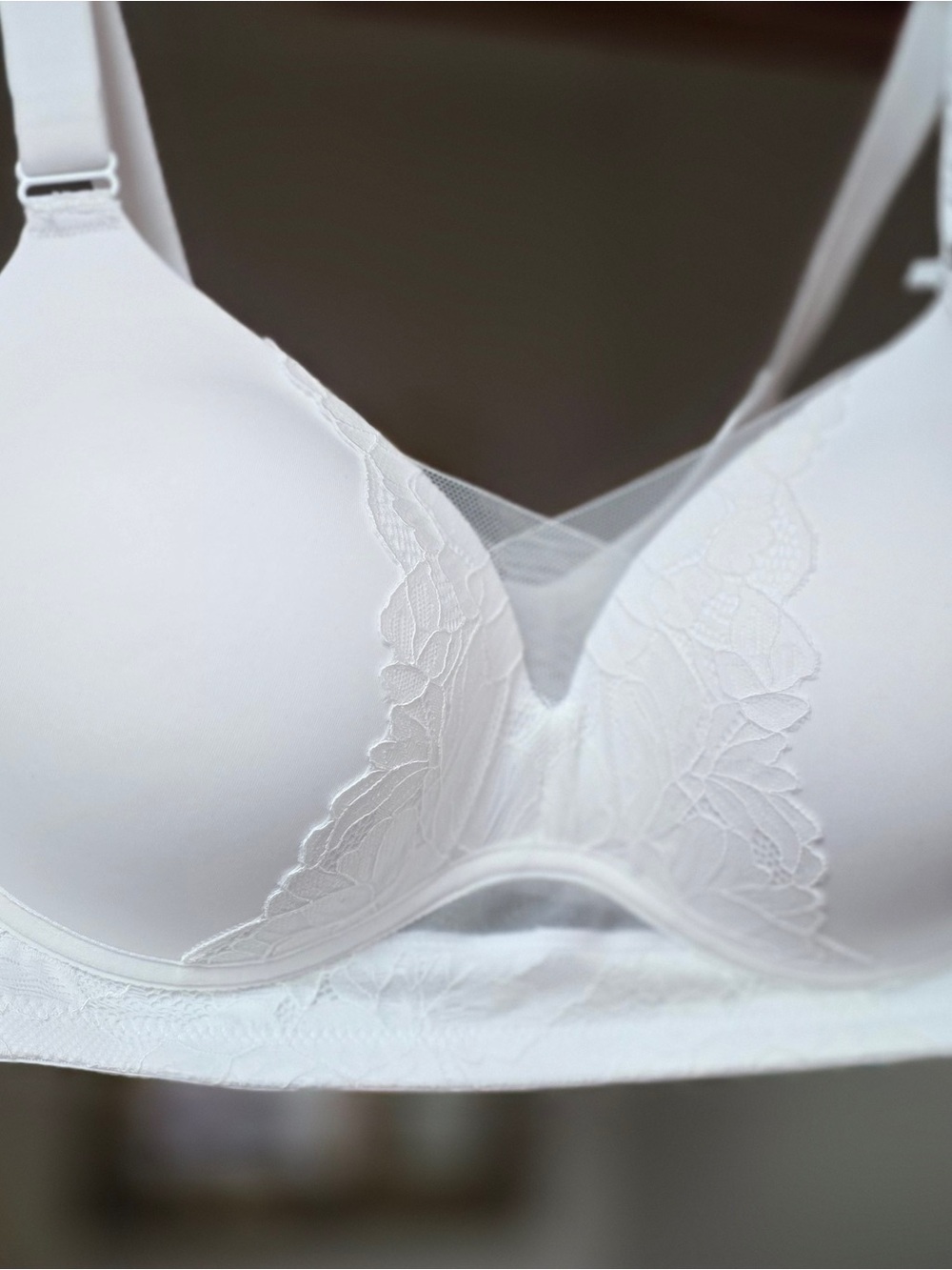Elegant White Lace T-Shirt Bra with Smooth Contour